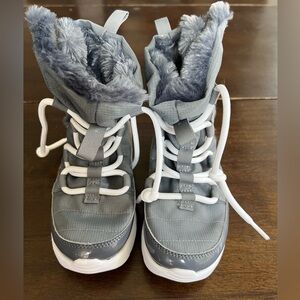 Children’s Nike Rosche One Hi sneaker boot. Children’s size 11C.